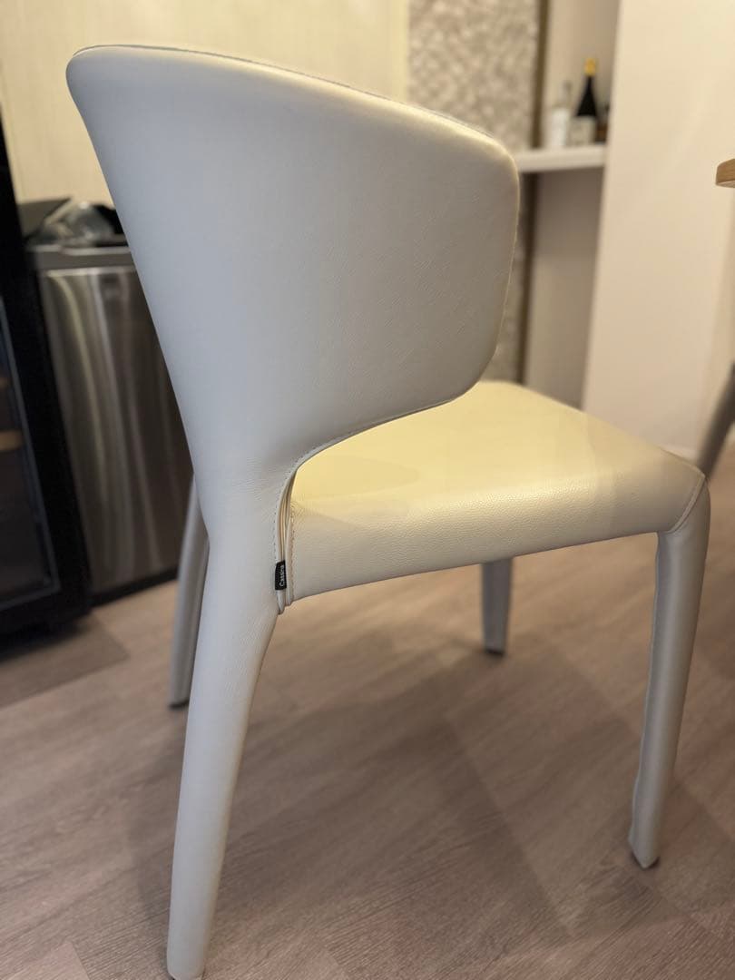 カッシーナ 白皮張りアームチェアー一脚