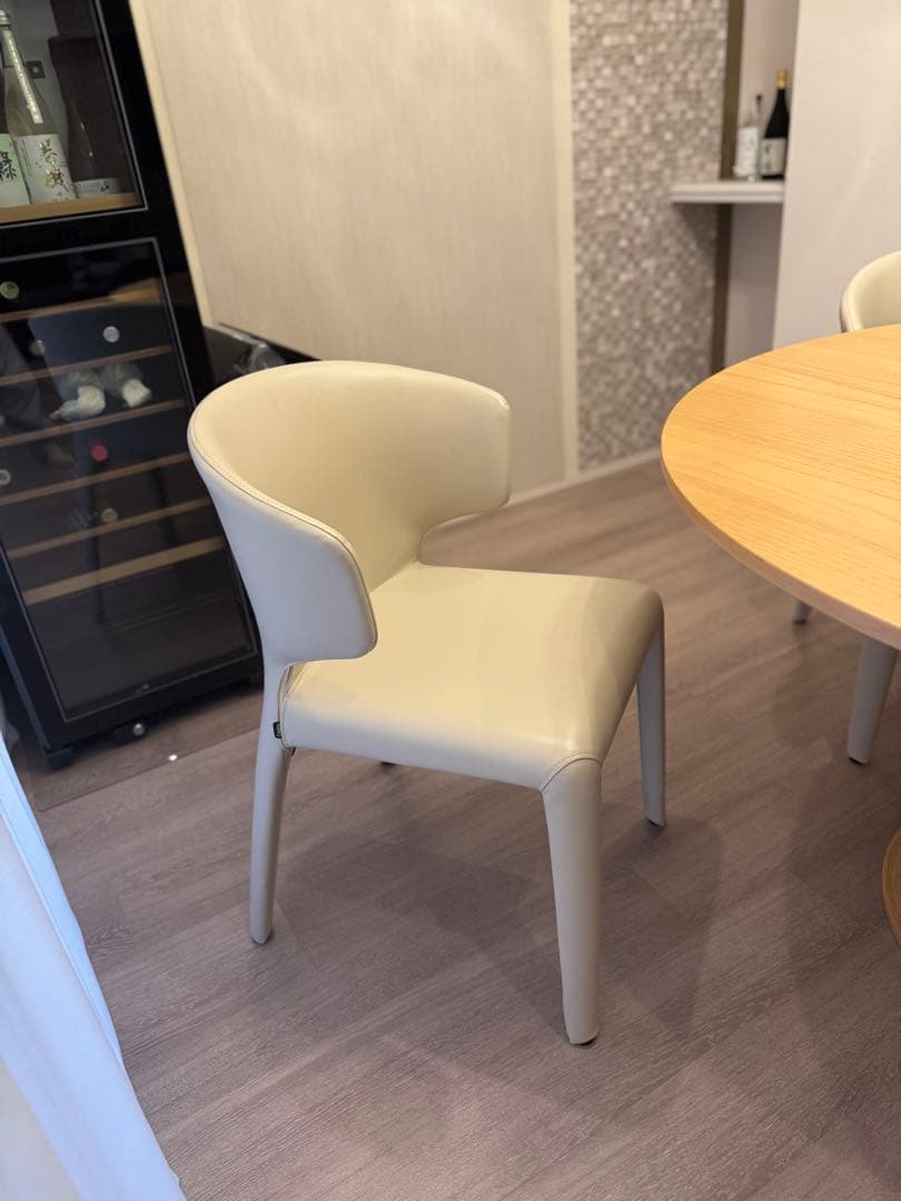 カッシーナ 白皮張りアームチェアー一脚