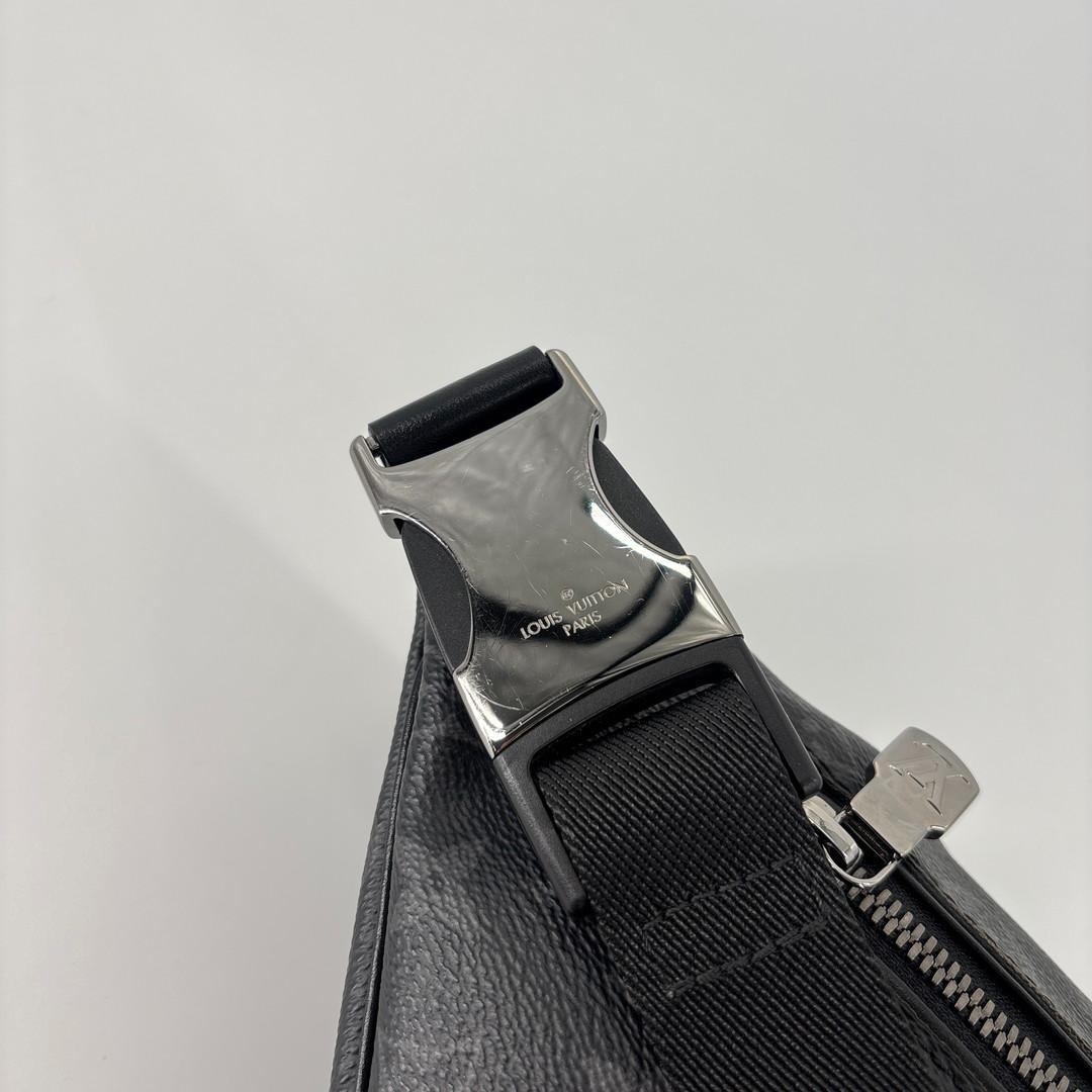 新品同様 ルイヴィトン モノグラム エクリプス ディスカバリー バムバッグ