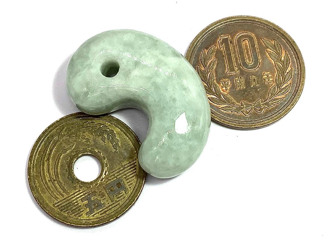 ⭕️天然の産物*氷紋様糸魚川翡翠勾玉‼️ 卸しお値段に自信あり　鑑定鑑別書　極上品質