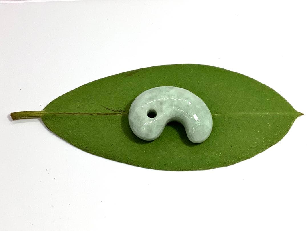 ⭕️天然の産物*氷紋様糸魚川翡翠勾玉‼️ 卸しお値段に自信あり　鑑定鑑別書　極上品質