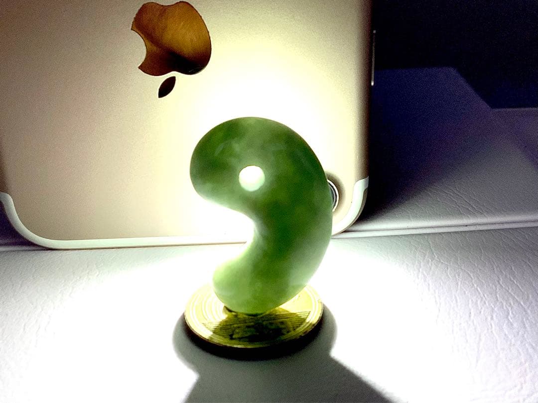 ⭕️天然の産物*氷紋様糸魚川翡翠勾玉‼️ 卸しお値段に自信あり　鑑定鑑別書　極上品質