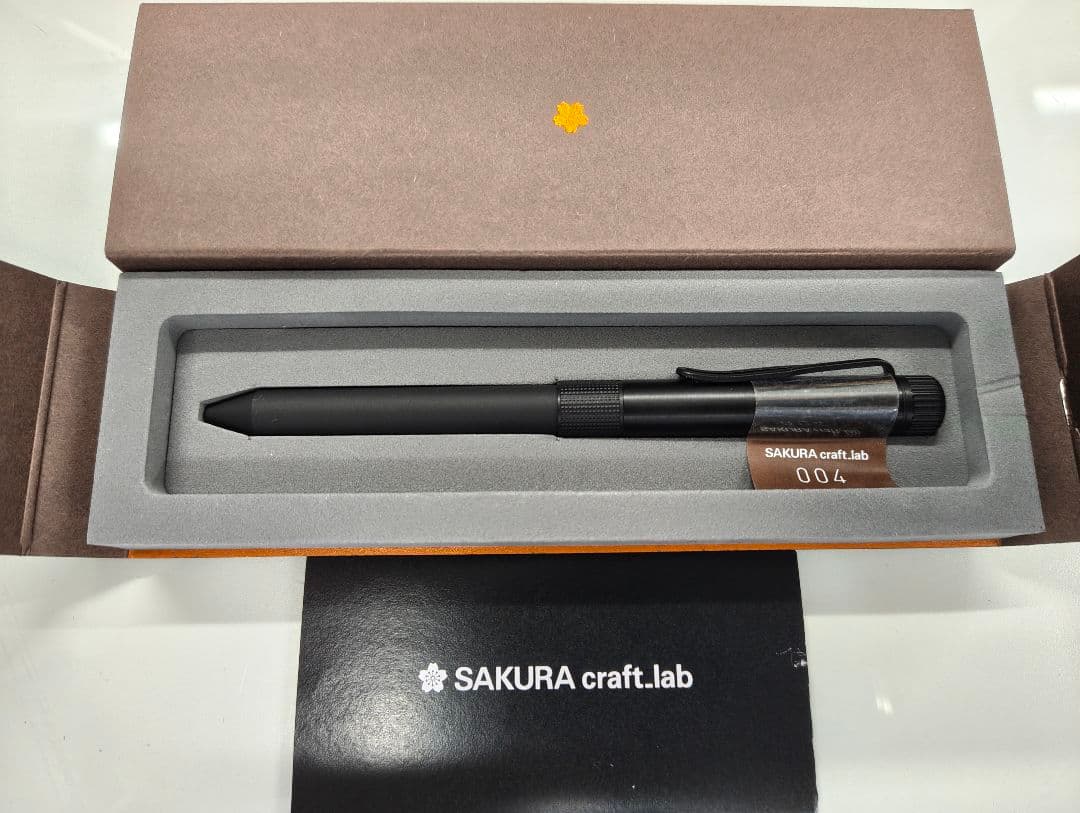 サクラ　クラフトラボ　004　ブラック【リフィル　一本つき】