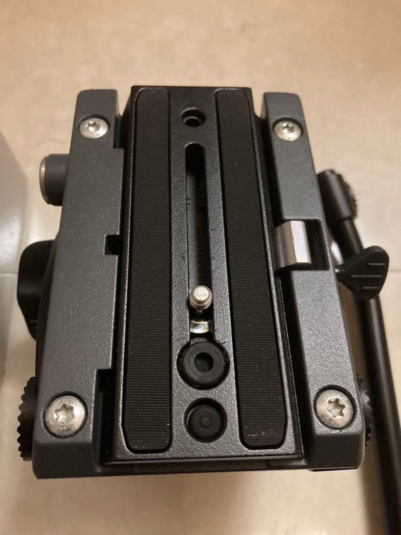 マンフロット MVH500AH Fluid Video Head with F…