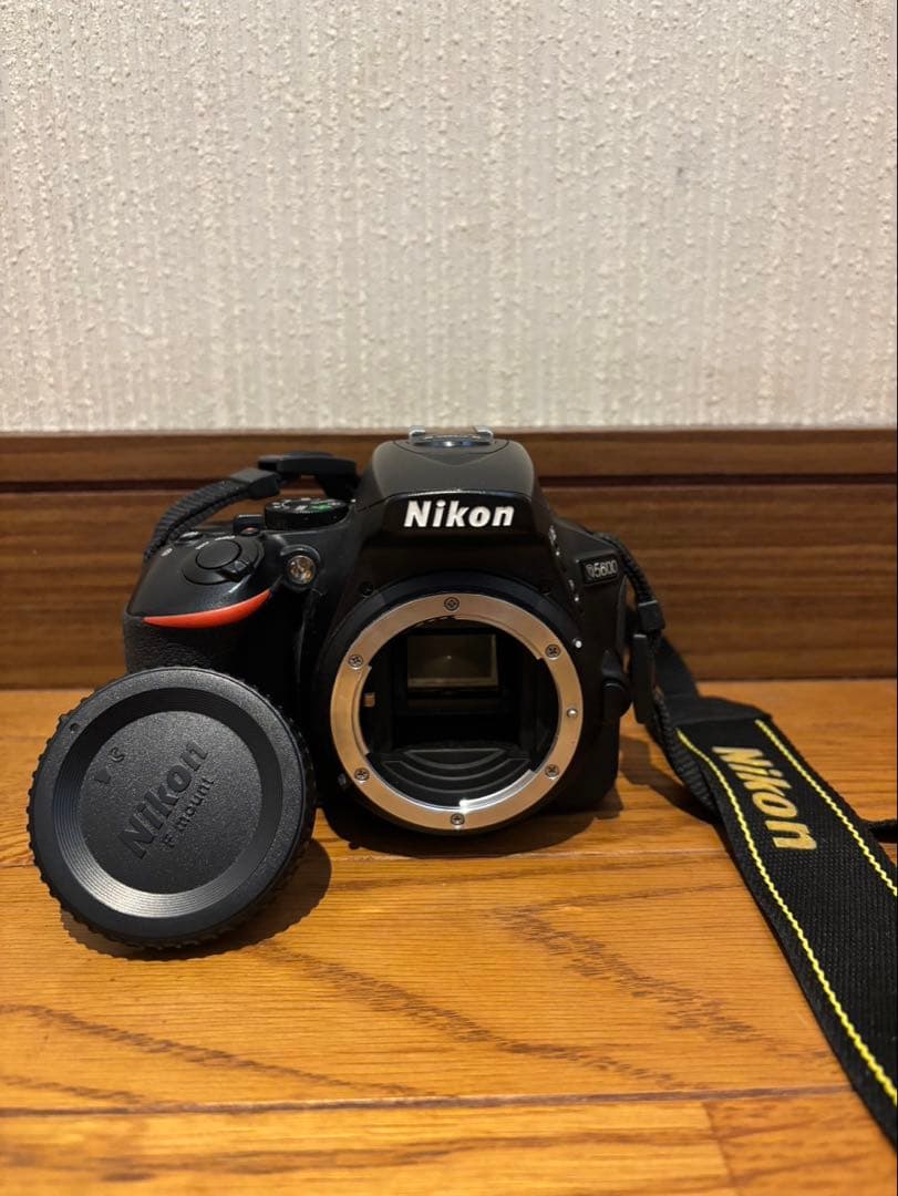Nikon D5600デジタル一眼レフカメラ ダブルキット 望遠300mmまで