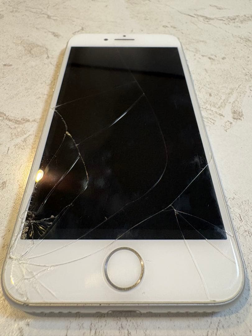 Apple iPhone 8 シルバー 画面ひびあり