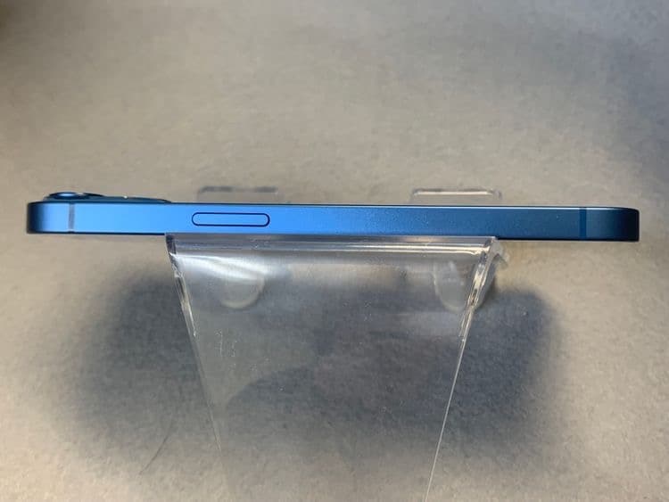 美品　国内版　SIMフリー　iPhone13　256GB　ブルー色