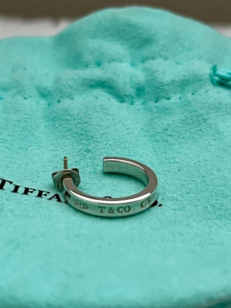 ティファニーナローフープピアス片耳