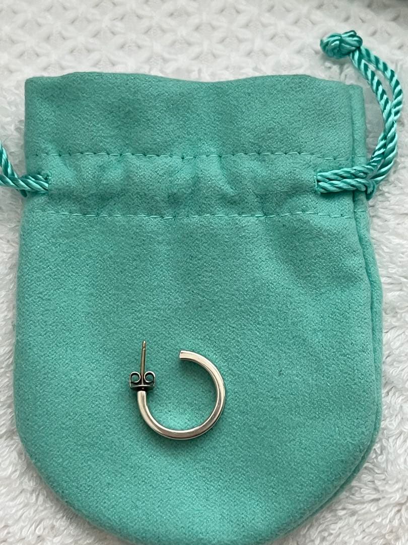 ティファニーナローフープピアス片耳