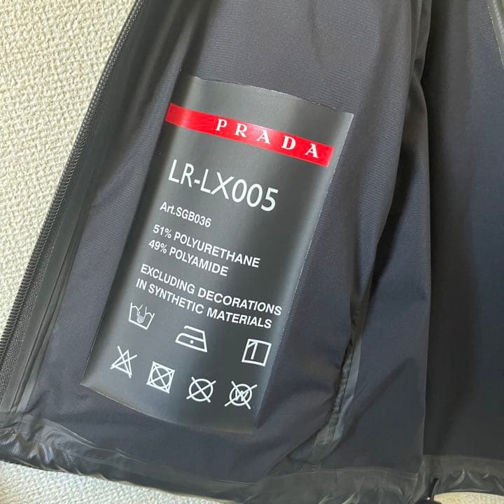 【試着のみ】定価24万　PRADA リネアロッサ　ナイロンベスト