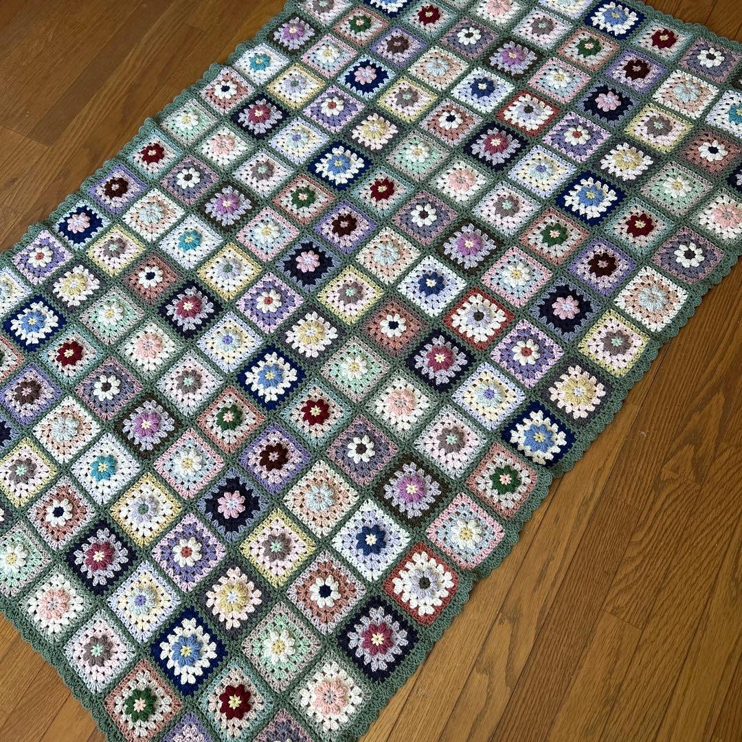 ぷっくり。お花のモチーフ編み マルチカバー 手編み ベッドカバー