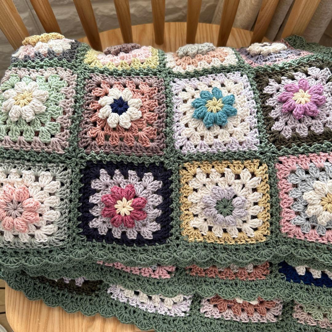 ぷっくり。お花のモチーフ編み マルチカバー 手編み ベッドカバー