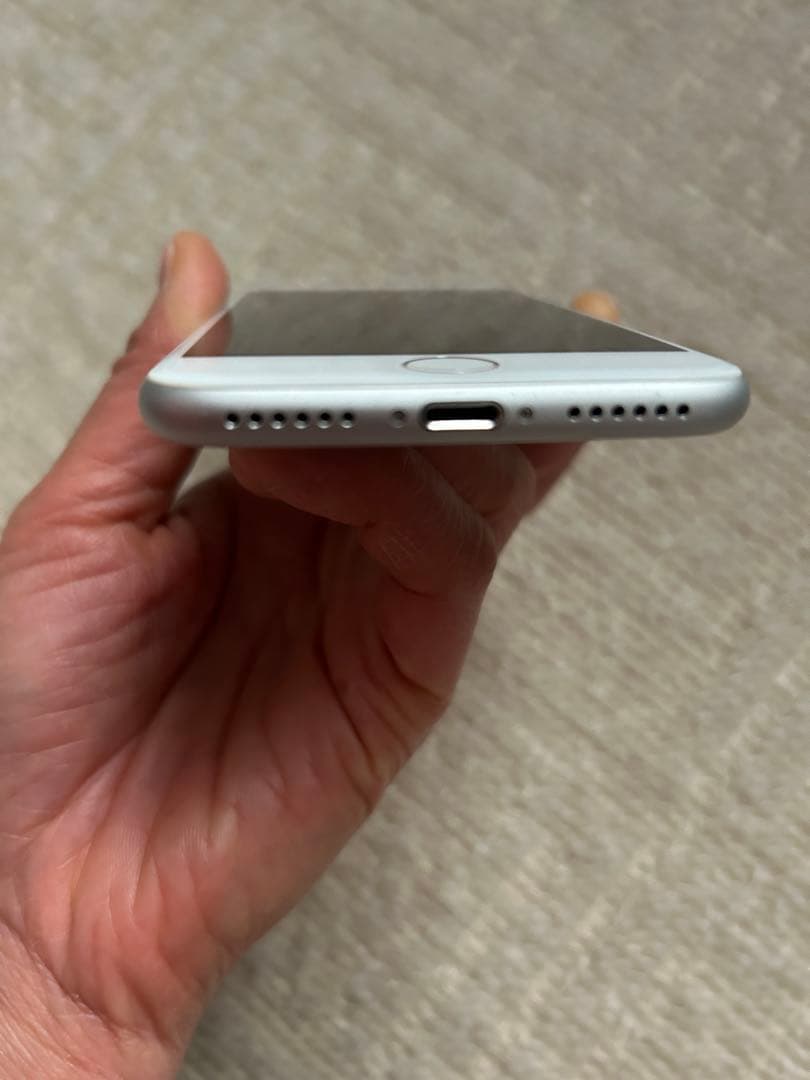 iPhone 8 シルバー 本体　64GB