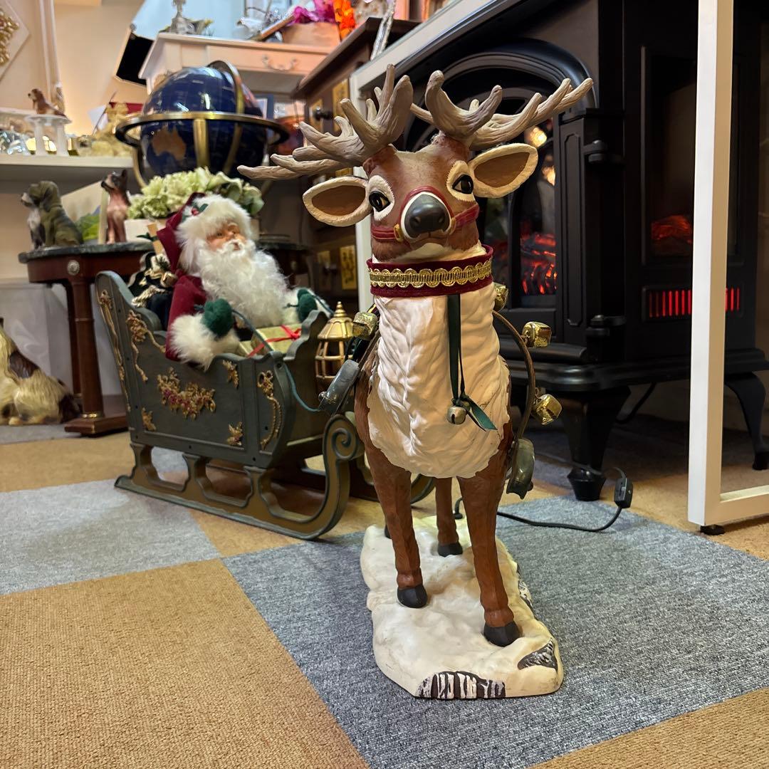 トナカイのソリに乗ったサンタさん