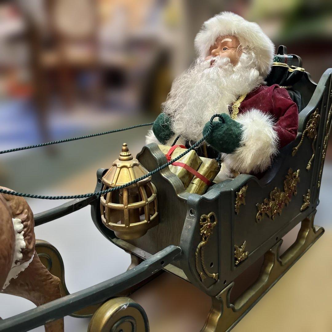 トナカイのソリに乗ったサンタさん