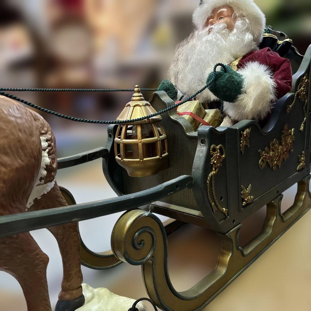 トナカイのソリに乗ったサンタさん