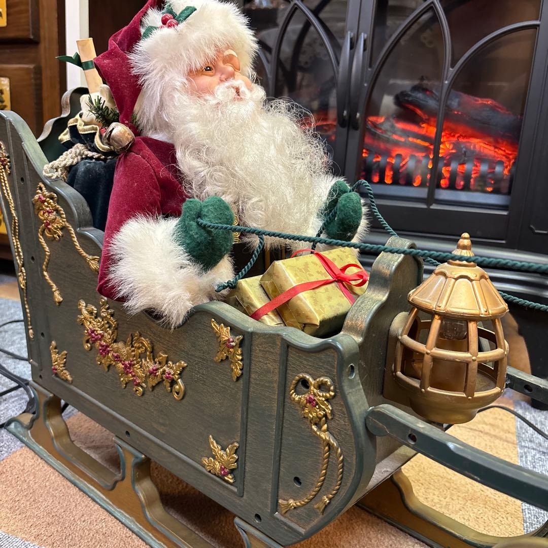 トナカイのソリに乗ったサンタさん