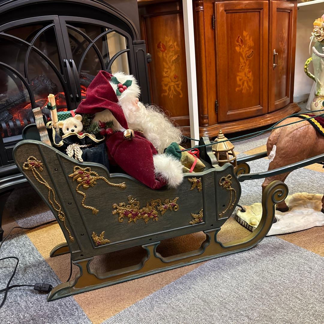 トナカイのソリに乗ったサンタさん