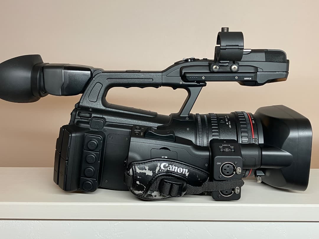 Canon 業務用ビデオカメラ XF305 (バッテリ・CFカード付、即収録可)