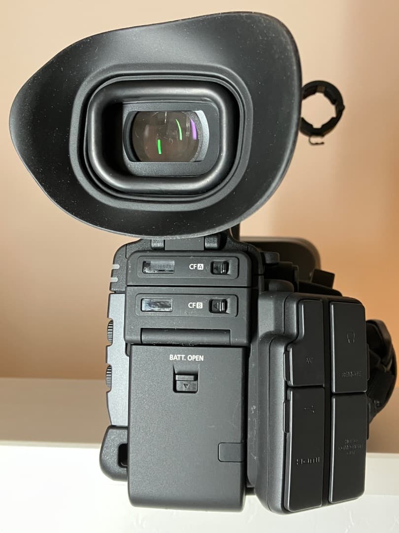 Canon 業務用ビデオカメラ XF305 (バッテリ・CFカード付、即収録可)