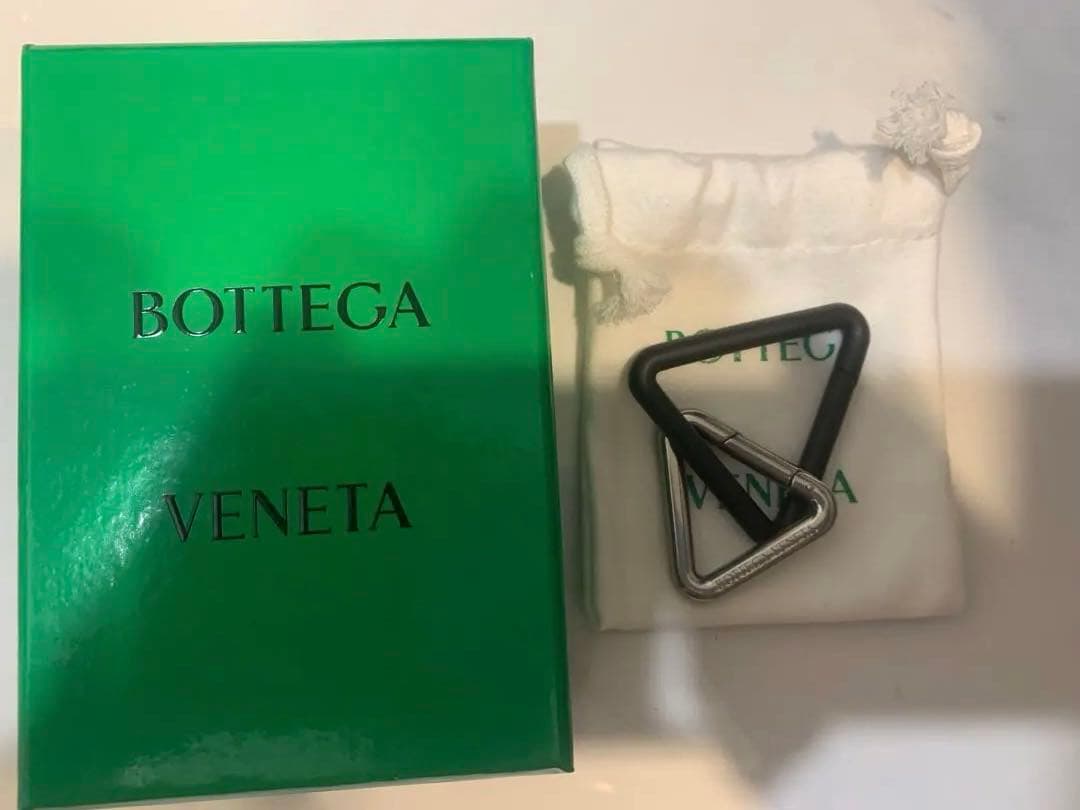BOTTEGA VENETA 三角形キーホルダー