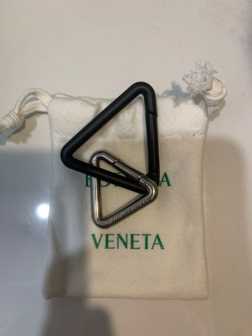 BOTTEGA VENETA 三角形キーホルダー
