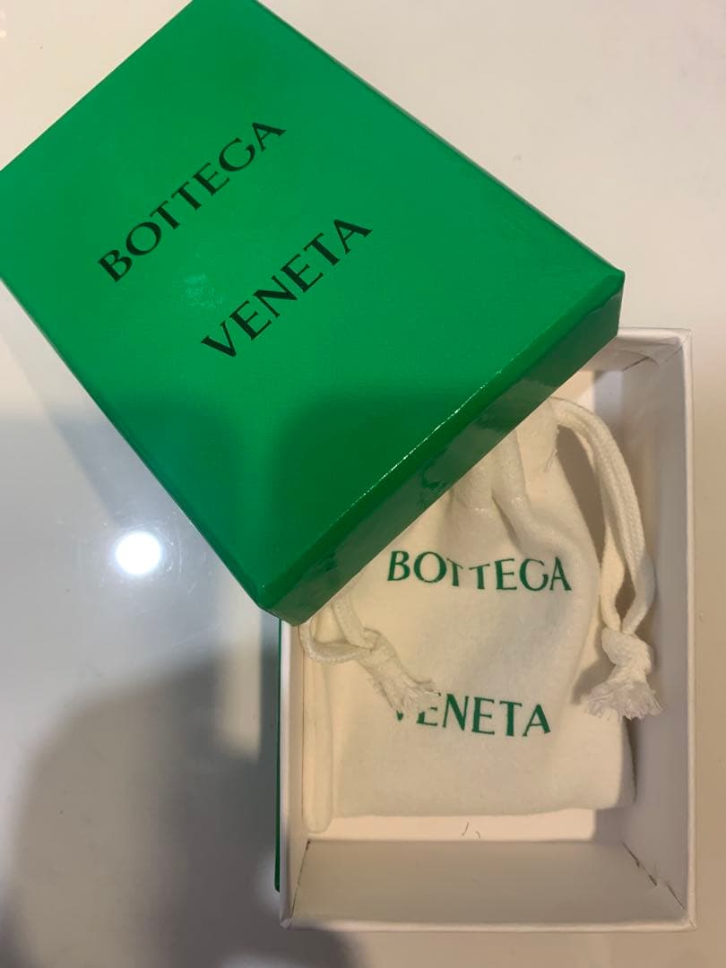 BOTTEGA VENETA 三角形キーホルダー