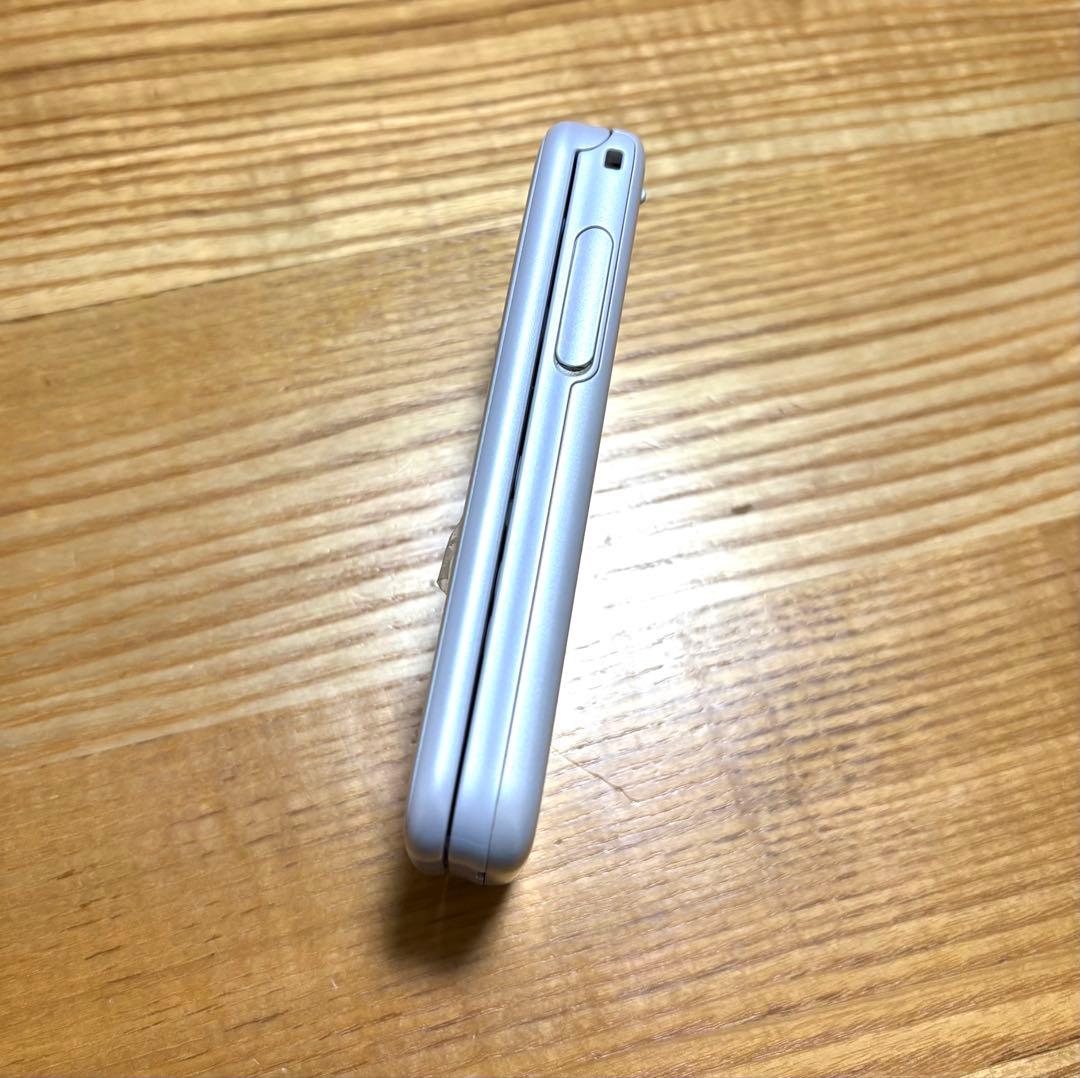 docomo F-01Mホワイト 折りたたみ式