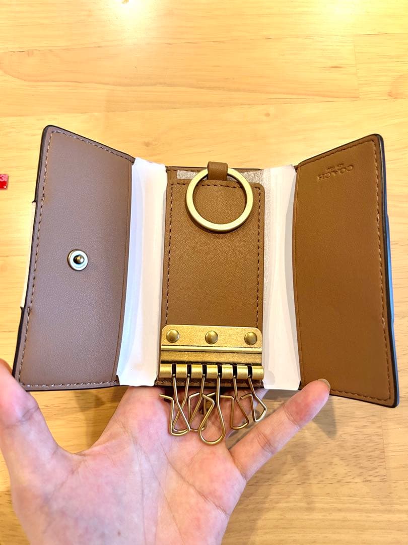 【新品未使用】　COACH ホワイトレザー キーケース　CHALK TAUPE