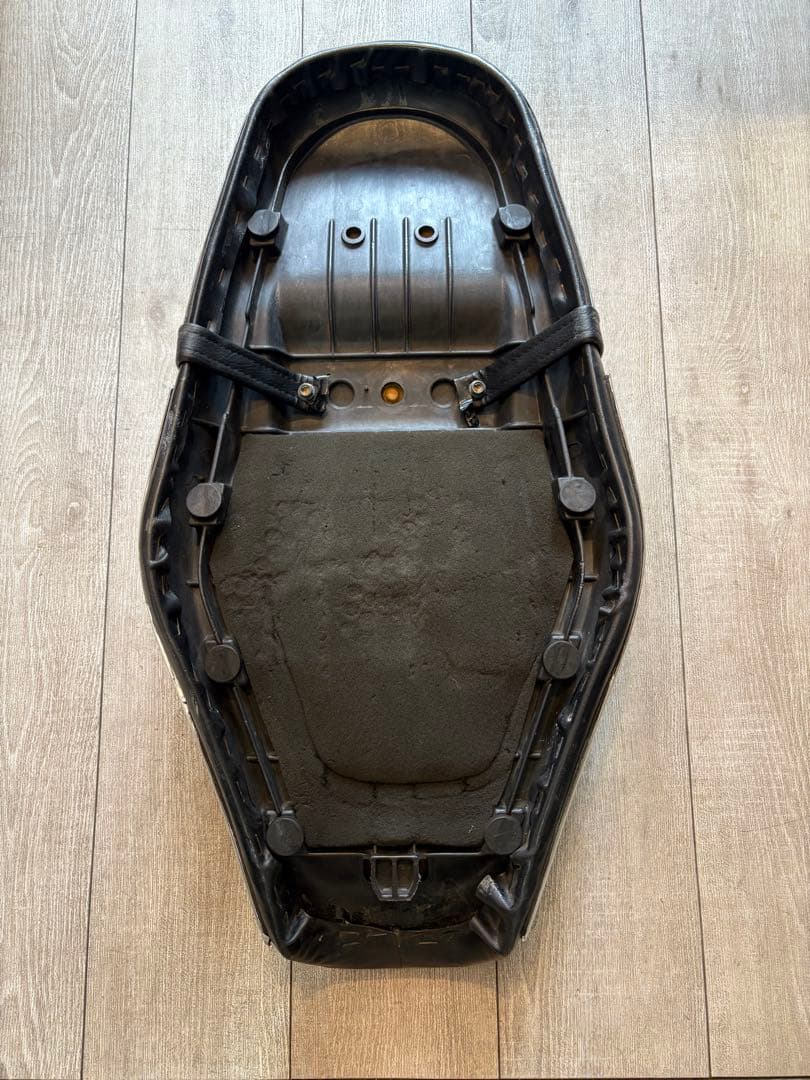 kawasaki w800純正シート　バイク シート 黒 ビニール製