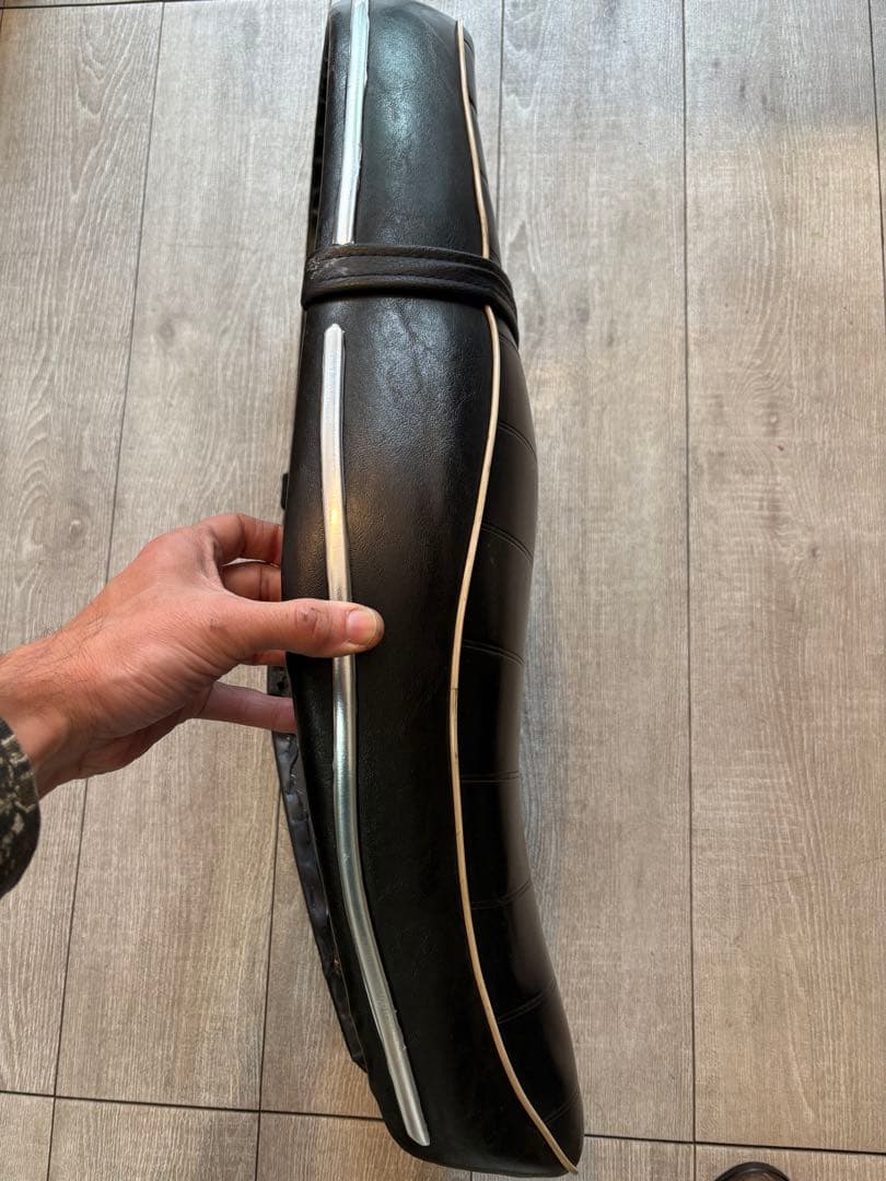 kawasaki w800純正シート　バイク シート 黒 ビニール製