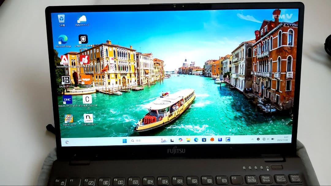 富士通 LIFEBOOK UH90/G2 12世代i7 軽量 697g　モバイル