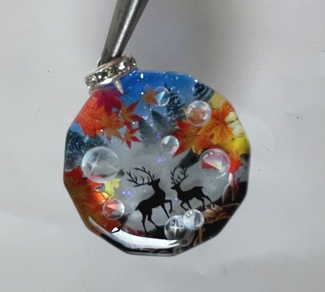 RUKURUKU/霧の湖畔の親子鹿　紅葉　蓄光　オルゴナイトキーホルダー