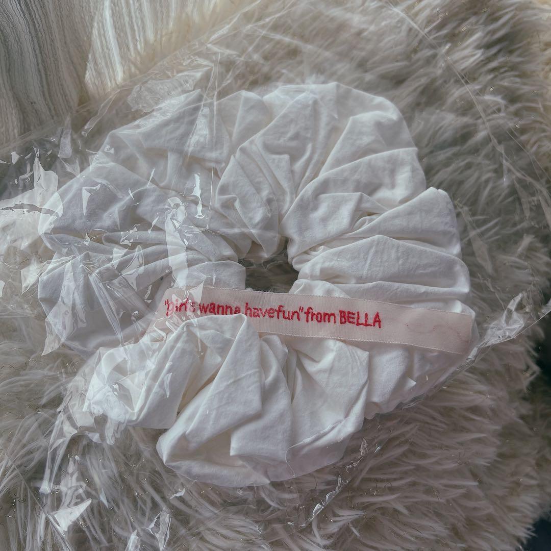 BELLA シュシュ ホワイト 新品未使用