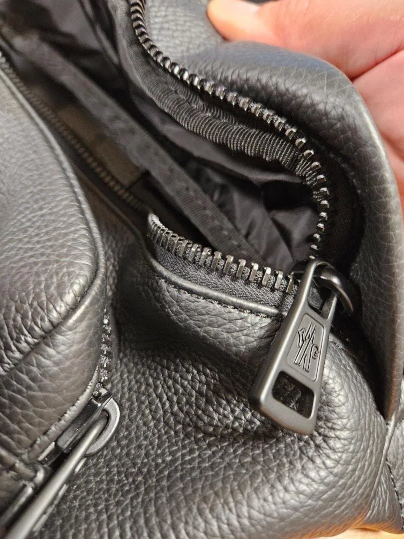 MONCLER　Durance ブラック ボディバッグ(レザー)