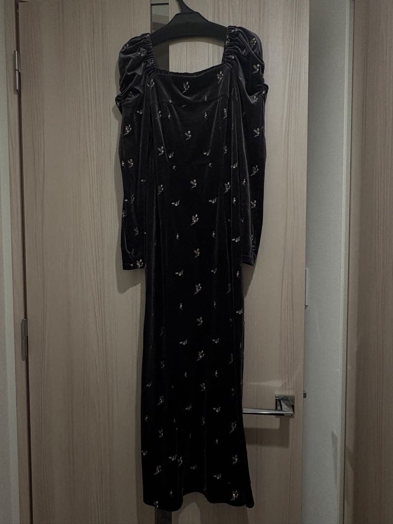 LILY BROWN フラワーエンブロイダリースクエアネックベロアワンピース