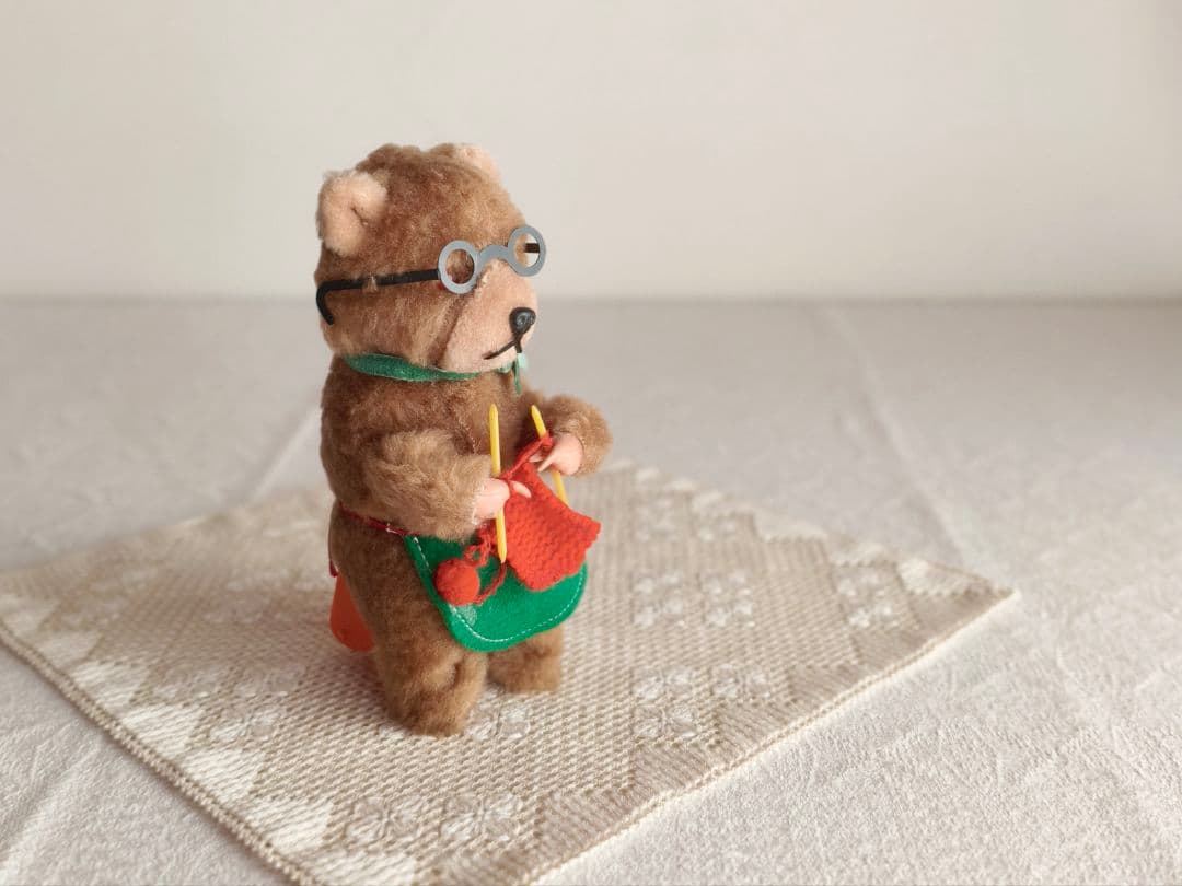 * vintage bear ❀ ゼンマイ仕掛けの 編み物 クマさん