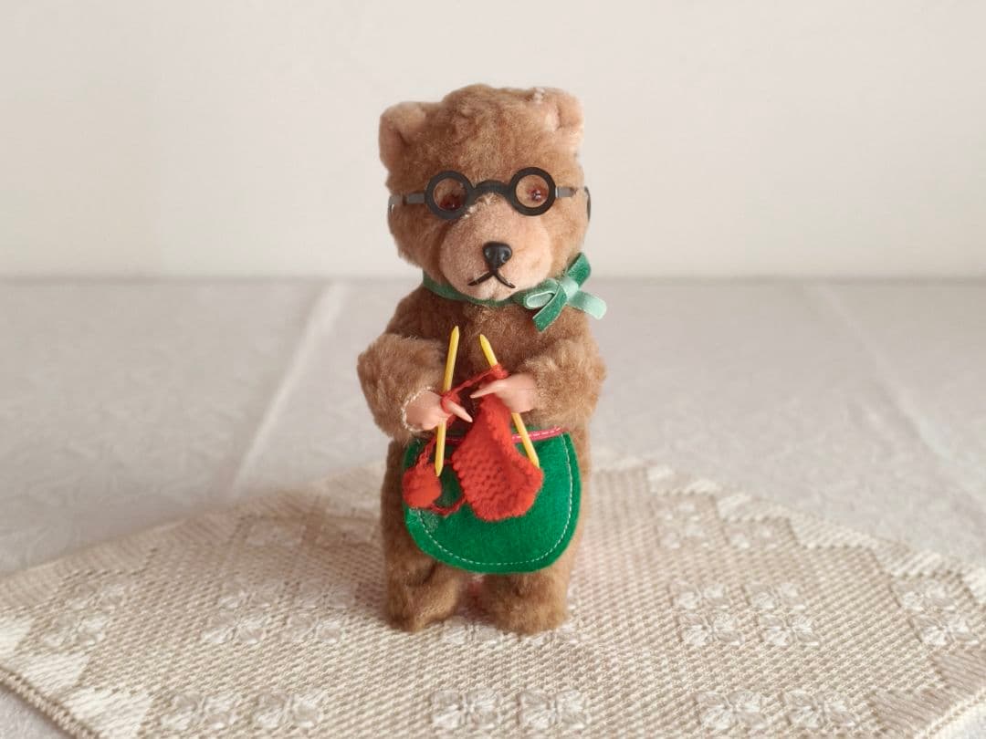 * vintage bear ❀ ゼンマイ仕掛けの 編み物 クマさん