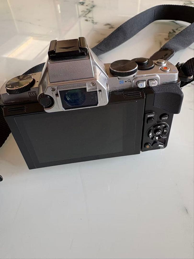 【美品】ミラーレス一眼 OLYMPUS OM-D E-M5