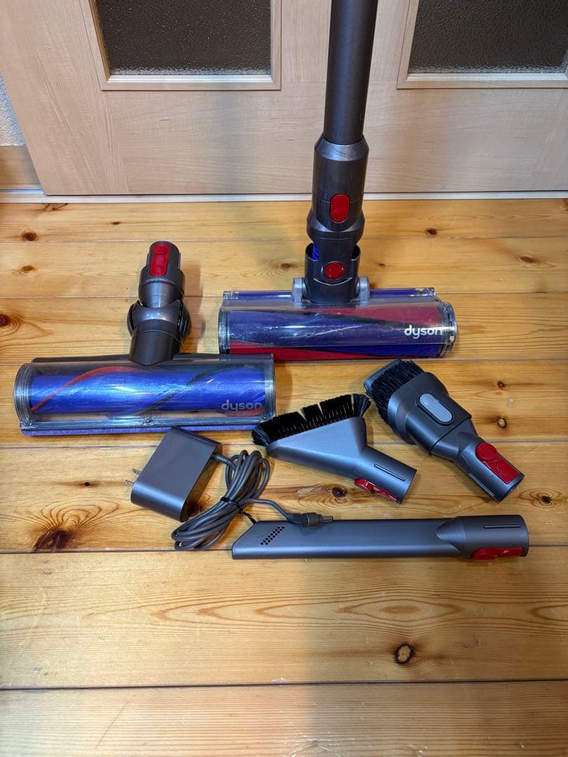 ダイソン Dyson V10（SV12） 動作確認済み　付属パーツ付き