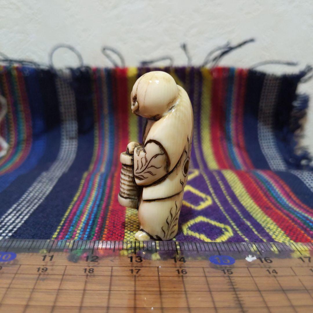 時代提物人物根付 天然素材 在銘【夜道 提灯を持つ人物】高約4.5cm 重18ｇ