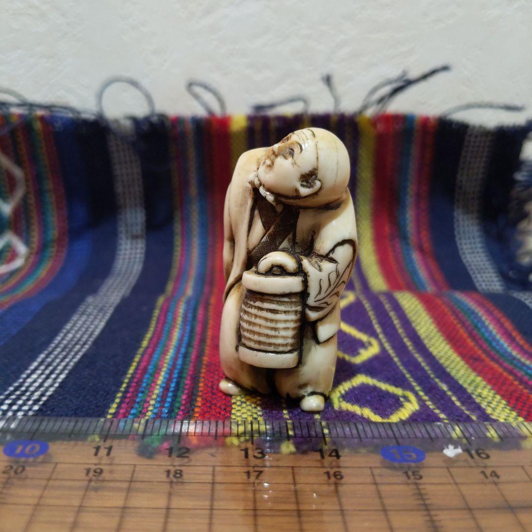 時代提物人物根付 天然素材 在銘【夜道 提灯を持つ人物】高約4.5cm 重18ｇ
