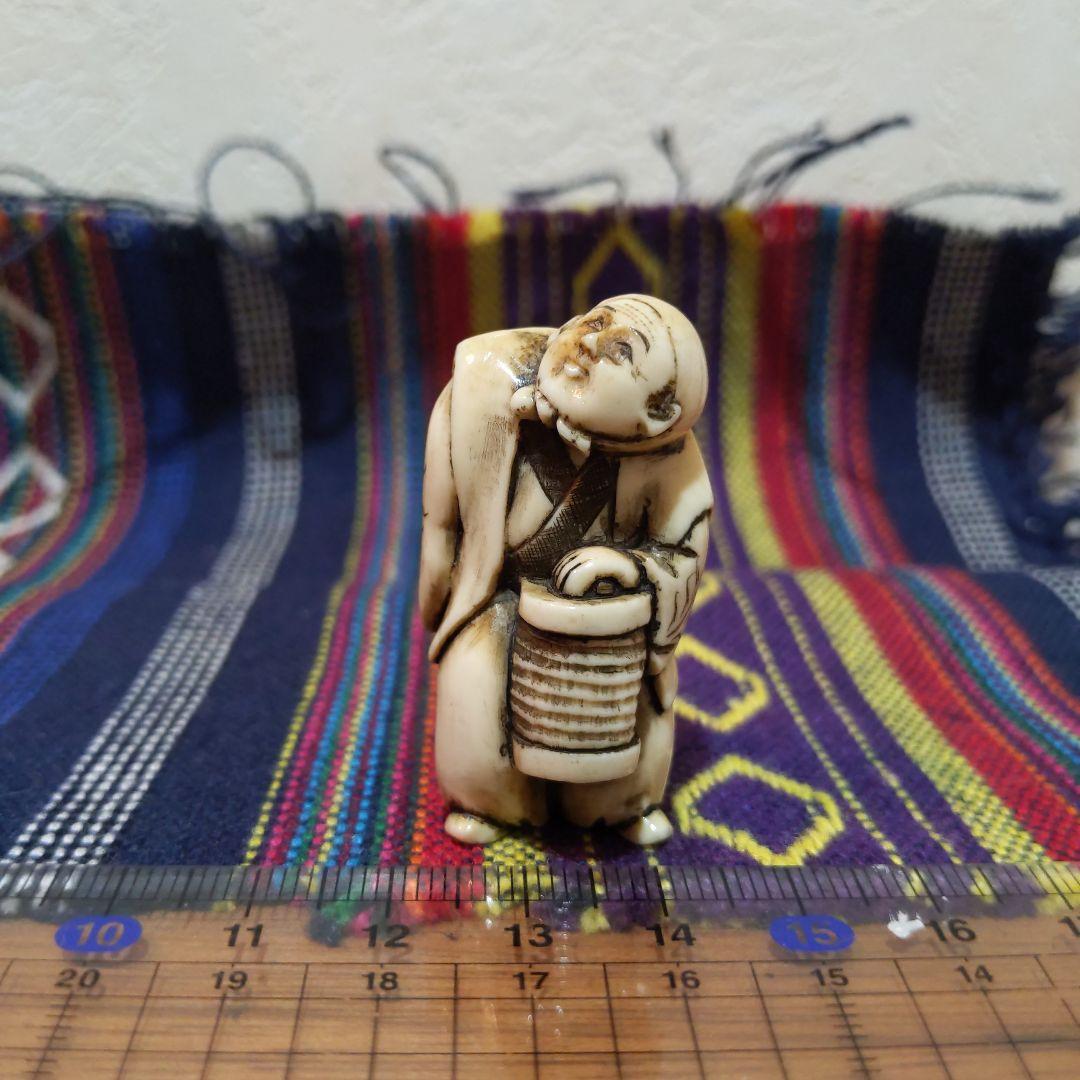 時代提物人物根付 天然素材 在銘【夜道 提灯を持つ人物】高約4.5cm 重18ｇ