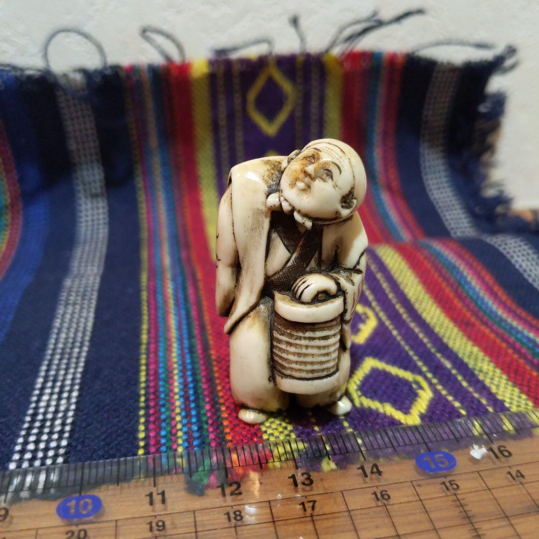 時代提物人物根付 天然素材 在銘【夜道 提灯を持つ人物】高約4.5cm 重18ｇ