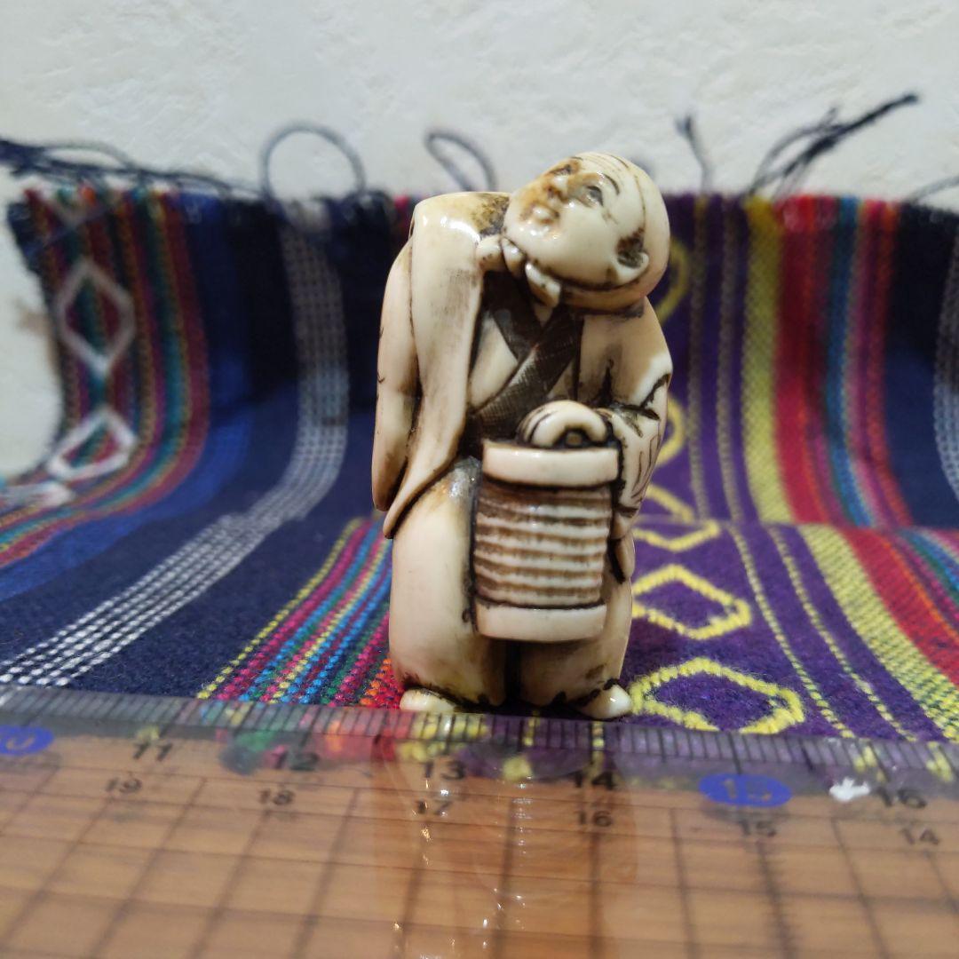 時代提物人物根付 天然素材 在銘【夜道 提灯を持つ人物】高約4.5cm 重18ｇ