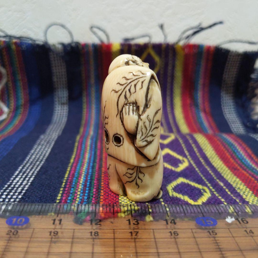 時代提物人物根付 天然素材 在銘【夜道 提灯を持つ人物】高約4.5cm 重18ｇ