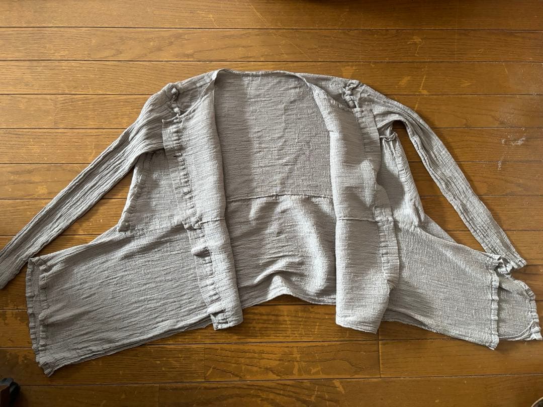 ISSAY Miyake me グレー ボタン付きシャツ フリル付き