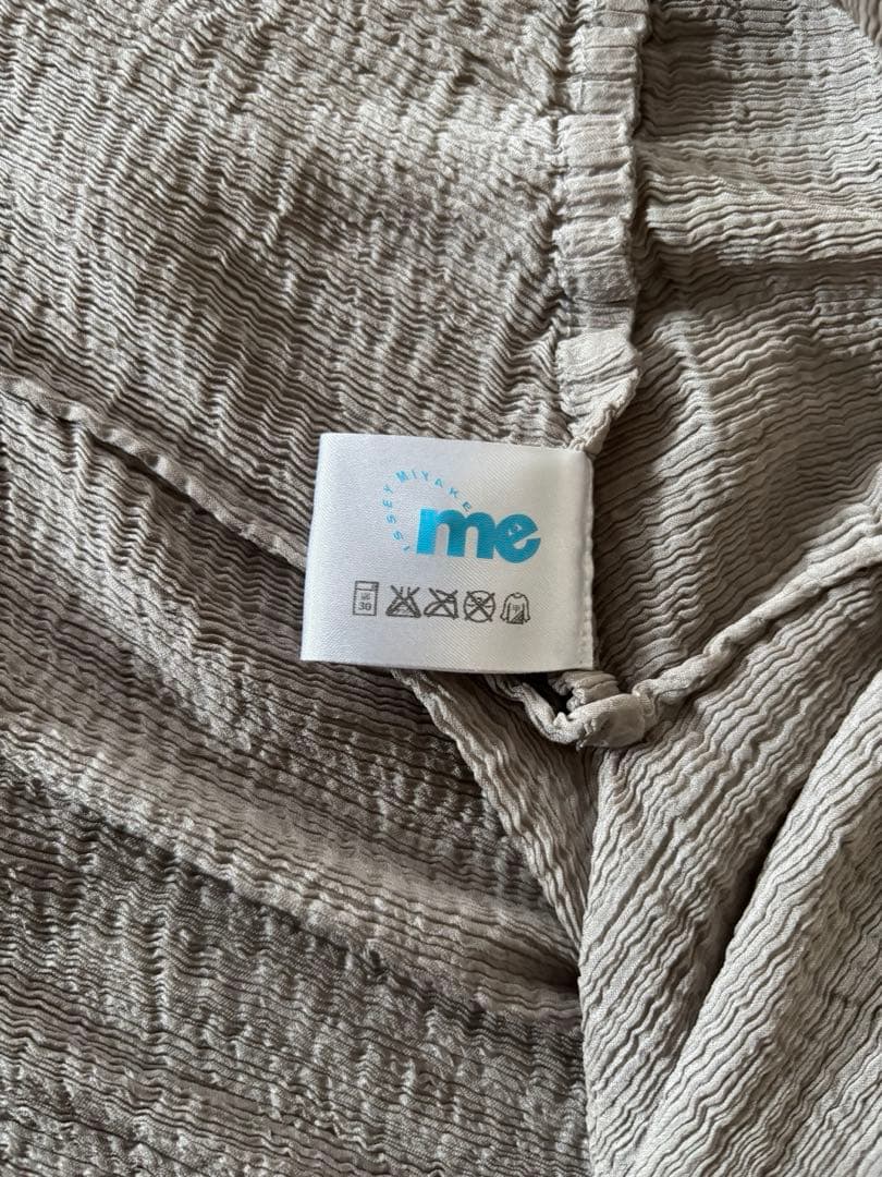 ISSAY Miyake me グレー ボタン付きシャツ フリル付き