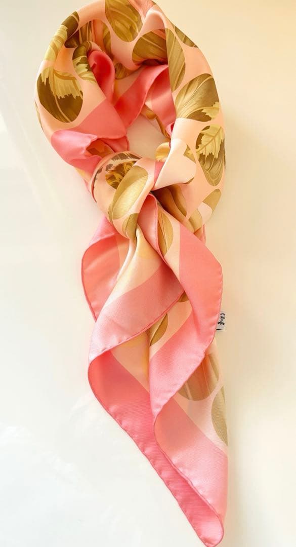 めめ サルヴァトーレフェラガモ シルク100% 大判 スカーフ