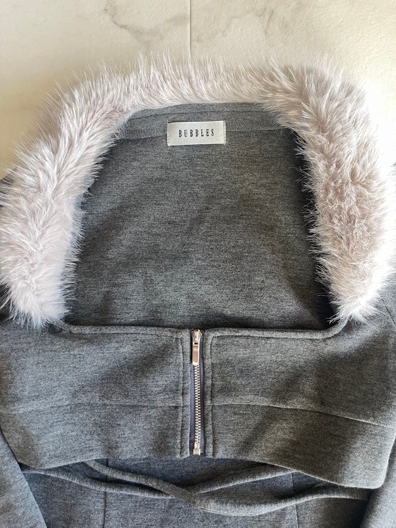 BUBBLES グレー ファー付きワンピース